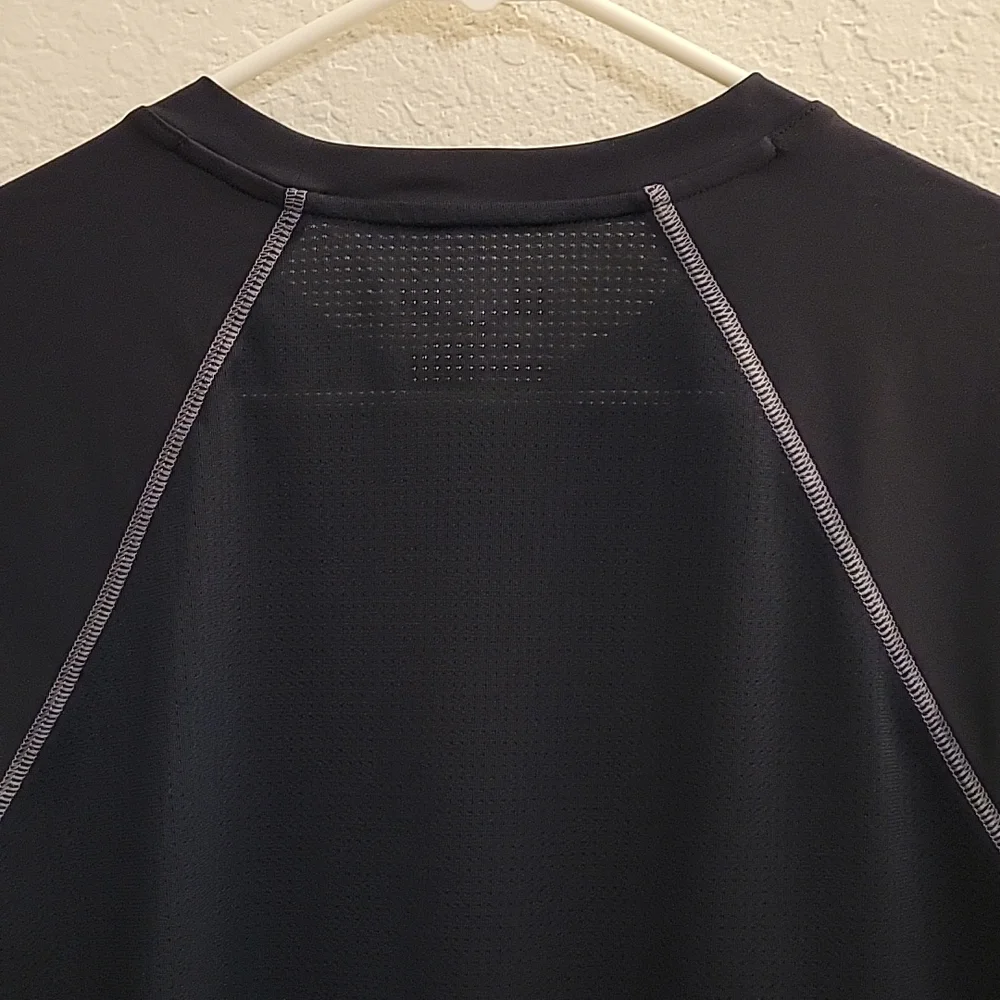 Under Armour Run Short Sleeve - Black - Large - Picture 15 of 15